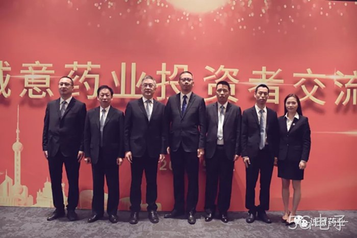 出席本次交流会的公司高管从左至右