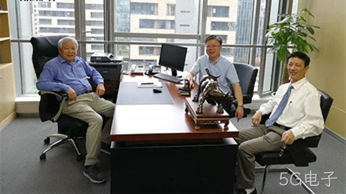 丁健院士一行参观5G电子办公区 丁健院士一行参观5G电子办公区
