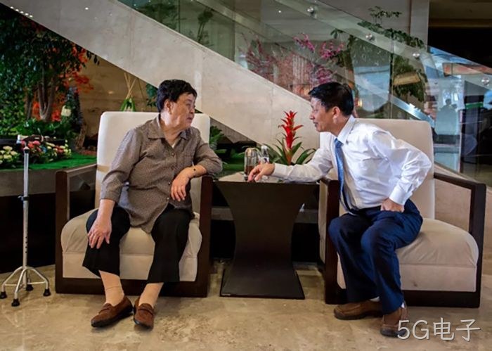 汪月霞率“六连”老战士来5G电子参观指导 汪月霞率“六连”老战士来5G电子参观指导