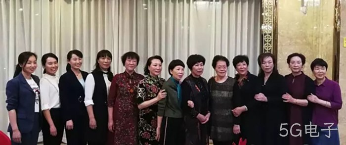 汪月霞率“六连”老战士来5G电子参观指导 汪月霞率“六连”老战士来5G电子参观指导